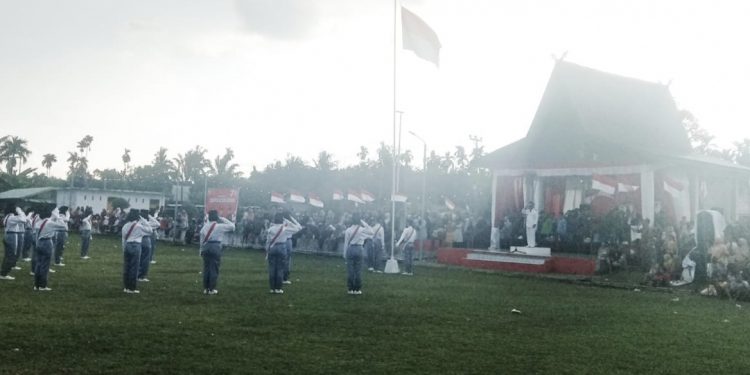 Masyarakat Antusias Saksikan Upacara Penurunan Bendera Merah Putih Di Kampung Tualang