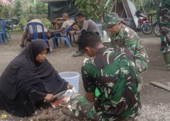 Satgas TNI Bantu Ibu Ariama Mengupas Ubi di Lokasi TMMD ke 114