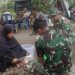 Satgas TNI Bantu Ibu Ariama Mengupas Ubi di Lokasi TMMD ke 114