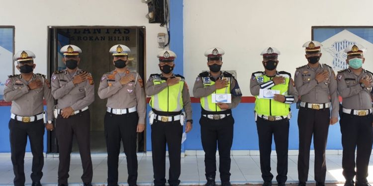 Kasatlantas Polres Rohil Berikan Reward Terhadap Personil Berprestasi