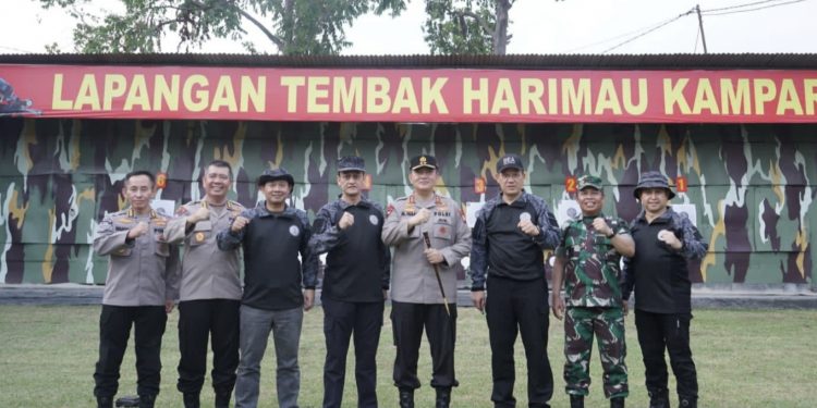 Kepala BNN RI Latihan Menembak di Mako Brimob Saat Kunker ke Riau