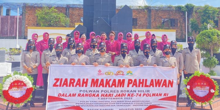 HUT ke 74, Polwan Polres Rohil Ziarah dan Tabur Bunga ke Makam Pahlawan
