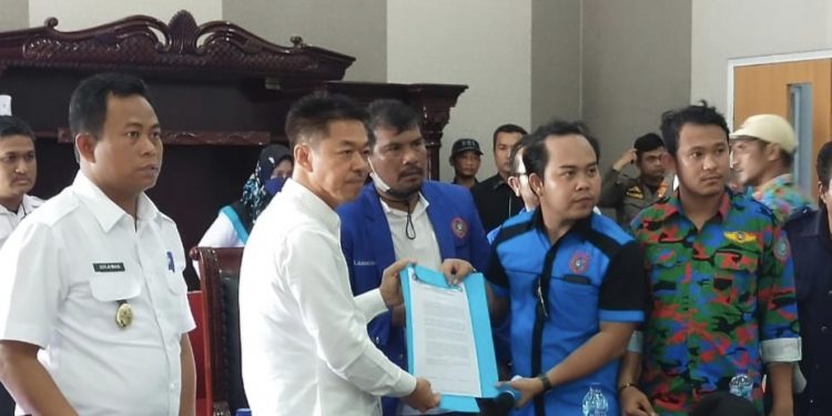 Bupati Rohil Terima Masa Aksi F.SPTI Kubu H. Fuad
