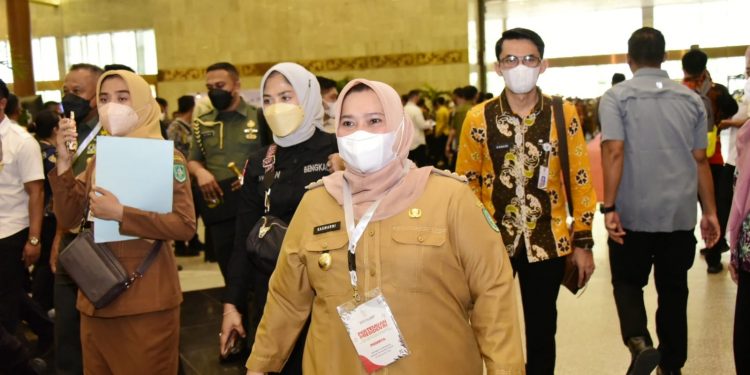 Hadiri Langsung Pengarahan Presiden RI, Bupati Kasmarni Siap Jalankan Instruksi