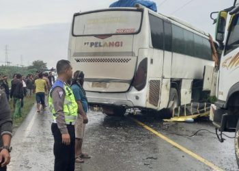 Mobil Bus VS Dump Truck, 1 Meninggal Dunia 6 Luka Ringan