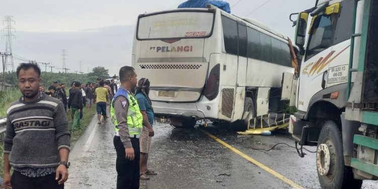 Mobil Bus VS Dump Truck, 1 Meninggal Dunia 6 Luka Ringan
