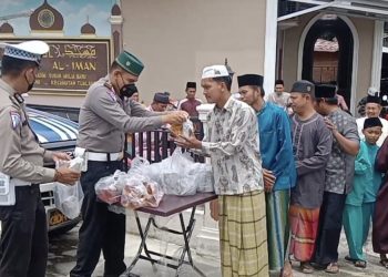 Program Rutin Jum’at Barokah Polsek Tualang Berbagi Makanan Dan Minuman