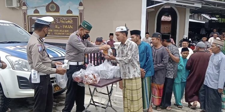 Program Rutin Jum’at Barokah Polsek Tualang Berbagi Makanan Dan Minuman