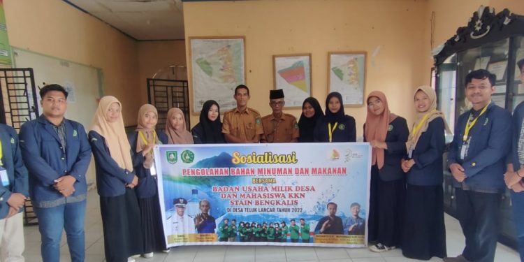 Mahasiswa STAIN Bengkalis dan Warga Olah Buah Jadi Minuman Segar