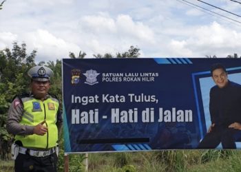 Agar Aman Bagi Pengguna Jalan, Satlantas Polres Rohil Pasang Spanduk Himbauan