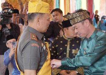 Danrem 031 Wira Bima Terima Gelar Adat Datuk Panglimo Lelo Mudo Dari LAM Rohil