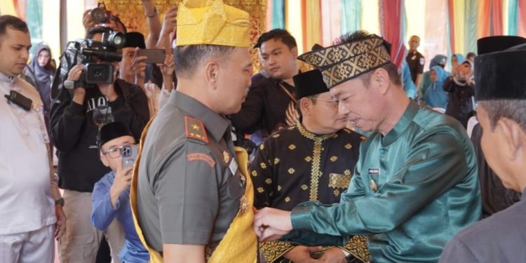 Danrem 031 Wira Bima Terima Gelar Adat Datuk Panglimo Lelo Mudo Dari LAM Rohil