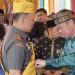 Danrem 031 Wira Bima Terima Gelar Adat Datuk Panglimo Lelo Mudo Dari LAM Rohil