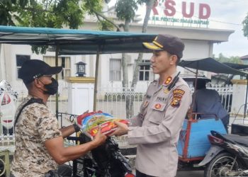 Terdampak Kenaikan BBM, Kapolres Rohil Bagikan 100 Karung Beras ke Betor dan Sopir Truck