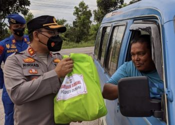 BBM Naik, Polres Dumai Bagi 400 Paket Sembako ke Tukang Becak dan Ojek Online