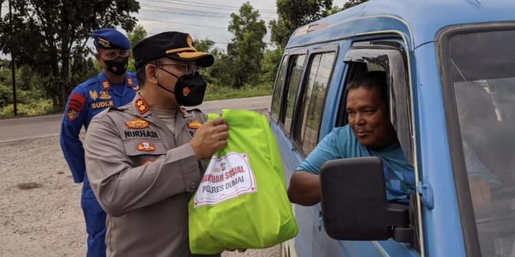 BBM Naik, Polres Dumai Bagi 400 Paket Sembako ke Tukang Becak dan Ojek Online