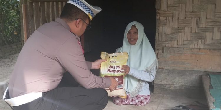 Peduli Sesama, Kembali Polres Rohil Salurkan Sembako ke Warga Kurang Mampu dan Ojek Online