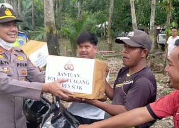 Kapolsek Tualang Serahkan Bansos Bhayangkara ke Masyarakat