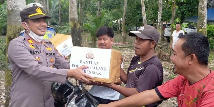 Kapolsek Tualang Serahkan Bansos Bhayangkara ke Masyarakat