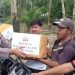 Kapolsek Tualang Serahkan Bansos Bhayangkara ke Masyarakat
