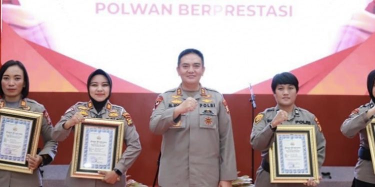 Sempena HUT Polwan, 4 Srikandi Bhayangkara Berprestasi Terima Penghargaan