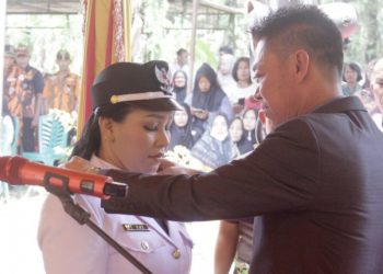 Bupati Rohil Lantik Datin Penghulu Balam Jaya dan Minta Serap Aspirasi Warga