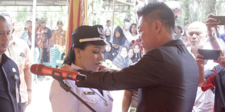 Bupati Rohil Lantik Datin Penghulu Balam Jaya dan Minta Serap Aspirasi Warga
