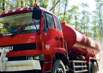 Sekelas Perusahaan PT. IKPP Perawang Gunakan Mobil Damkar Angkut Air Terkontaminasi Limbah B3