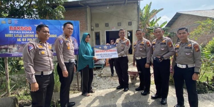 HUT Lalin Bhayangkara ke 67, Ditlantas Polda Riau Gelar Baksos Bedah Rumah
