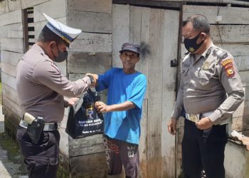 Kembali Kapolres Rohil Bagikan Sembako Ke Warga Kurang Mampu Pasca Penyesuaian Harga BBM