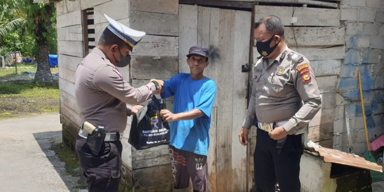 Kembali Kapolres Rohil Bagikan Sembako Ke Warga Kurang Mampu Pasca Penyesuaian Harga BBM