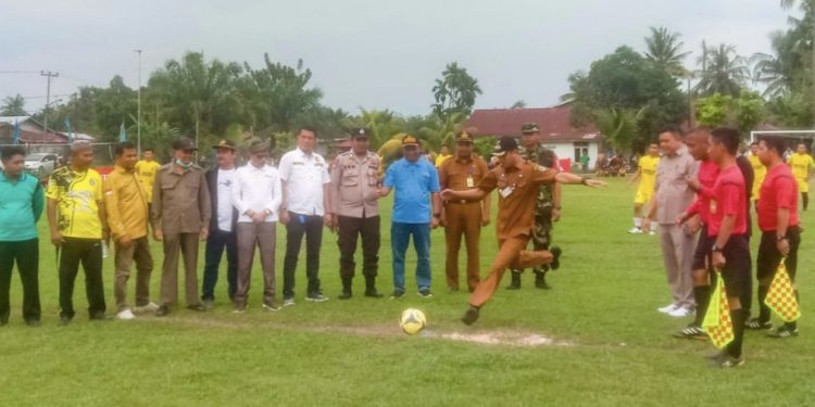 Camat Tualang Dapat Kehormatan Tendangan Bola Pertama Open Turnament Tualang Cup 1