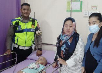 Petugas Satlantas, Selamatkan Anak Sakit Kejang-Kejang Ditengah Kemacetan 