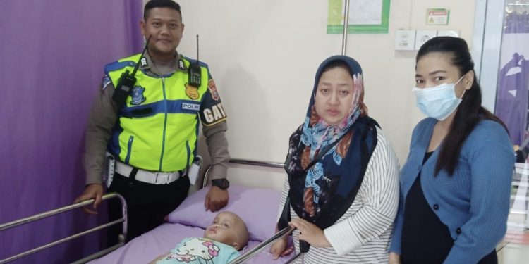 Petugas Satlantas, Selamatkan Anak Sakit Kejang-Kejang Ditengah Kemacetan