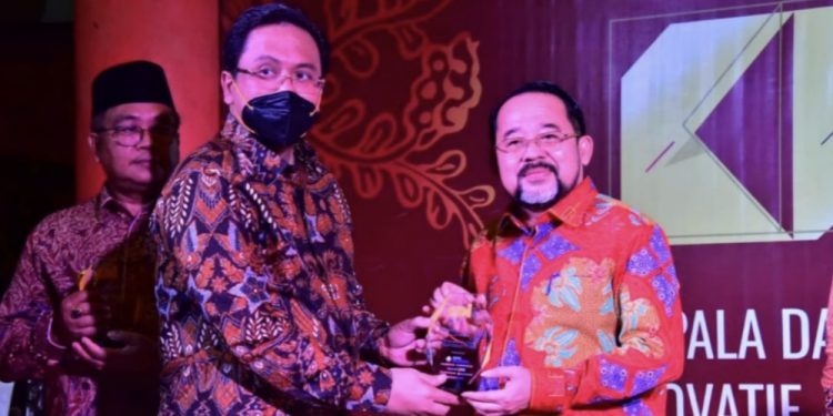 Bupati Kasmarni Raih Penghargaan Sebagai Kepala Daerah Inovatif