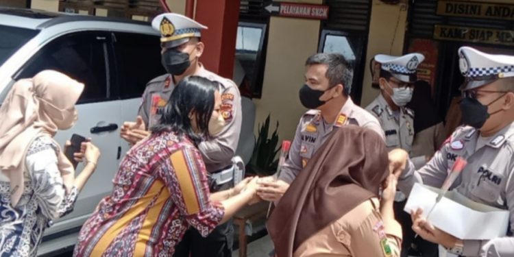 HUT Lalin Bhayangkara ke 67, SMKN 1 Tualang Beri Kejutan Kepada Polsek Tualang