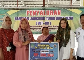 Pj Datin Penghulu Harapan Makmur Selatan Salurkan BLT DD