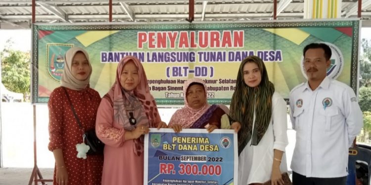 Pj Datin Penghulu Harapan Makmur Selatan Salurkan BLT DD