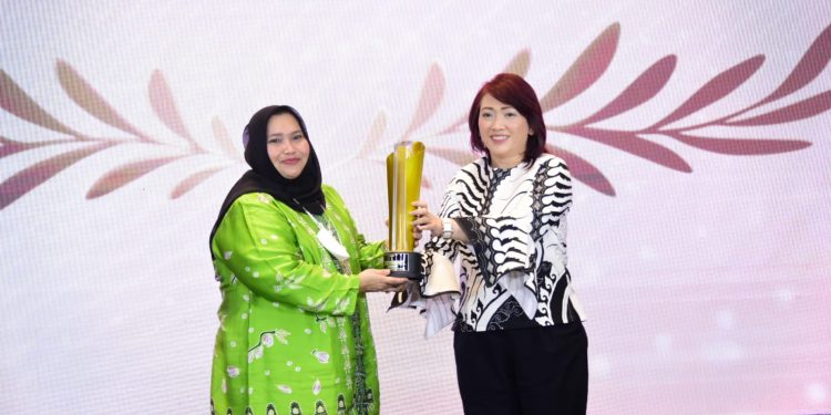 Bupati Kasmarni Terima Penghargaan Kepala Daerah Inspiratif 2022