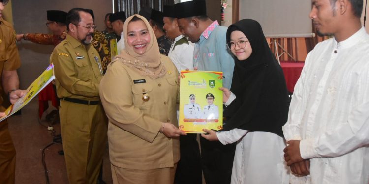Bupati Kasmarni Serahkan SK Penyuluh Agama