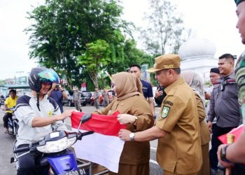 Sambut Hari Kemerdekaan, Bupati dan Wabup Bengkalis Bagikan Bendera Merah Putih ke Masyarakat