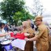 Sambut Hari Kemerdekaan, Bupati dan Wabup Bengkalis Bagikan Bendera Merah Putih ke Masyarakat