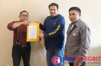 Ketua DPD PJS Riau, Drs Wahyudi El Panggabean MH Serahkan Mandat Pembentukan DPC PJS Kota Pekanbaru