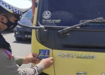 Ops Zebra LK Perdana, Satlantas Polres Rohil Pasang Spanduk dan Stiker Himbauan Keselamatan