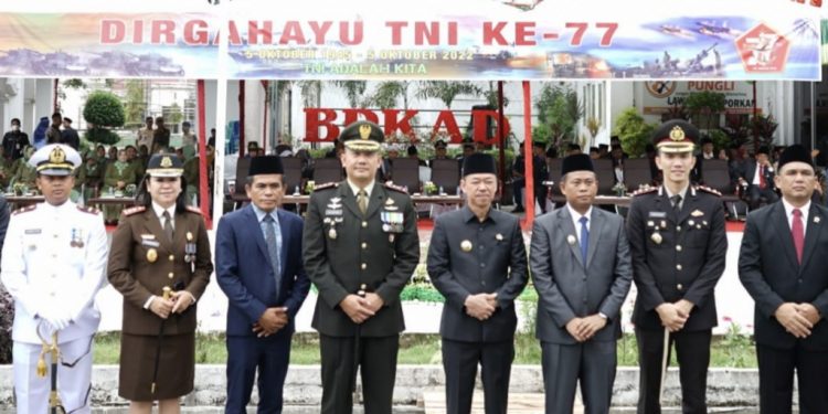 Bupati Rohil Hadiri HUT TNI ke 77, Dandim 0321 Pimpin Upacara