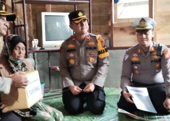 Polres Bengkalis Jenguk Anak Penderita Gangguan Saraf