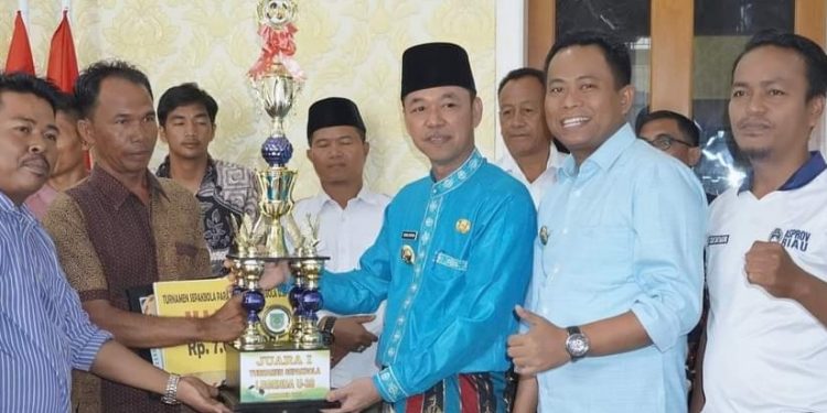 Dukung Sepakbola, Bupati dan Wakil Bagikan Hadiah Pembinaan Club