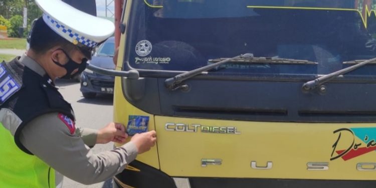 Kembali Satlantas Polres Rohil Pasang Stiker Himbauan Keselamatan