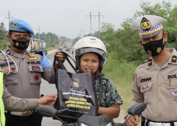 Dalam Rangka Ops Zebra LK 2022, Satlantas Polres Rohil Bagikan Sembako ke Pengendara