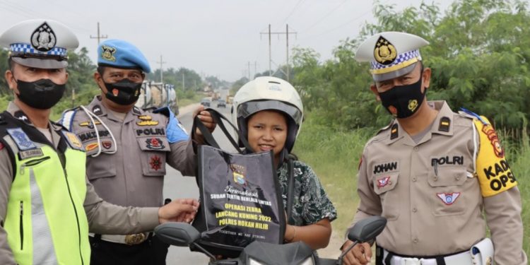 Dalam Rangka Ops Zebra LK 2022, Satlantas Polres Rohil Bagikan Sembako ke Pengendara